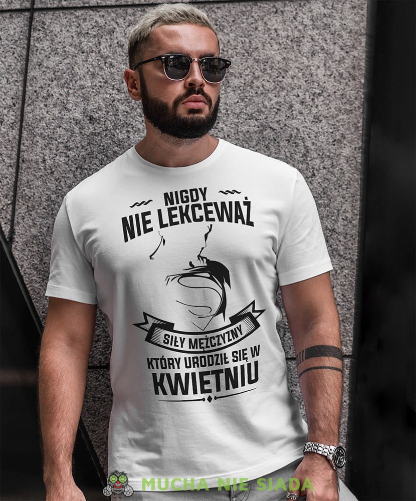 nigdy nie lekceważ siły mężczyzny który urodził się w... biała męska koszulka urodzinowa na urodziny.jpg