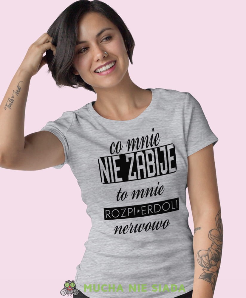 co mie nie zabije to mnie rozpierdoli nerwowo szara damska koszulka z nadrukiem na prezent dla dziewczyny.jpg