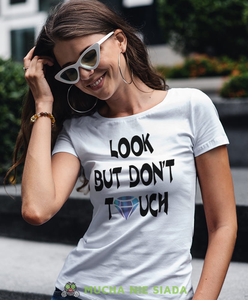 look but don't touch biała damska koszulka z nadrukiem na prezent dla dziewczyny dla żony.jpg
