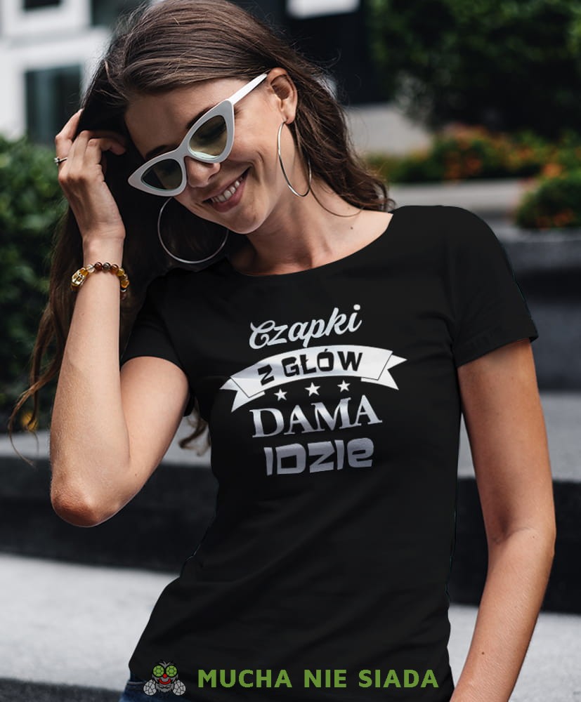czapki z głów dama idzie czarna damska koszulka z nadrukiem na prezent dla dziewczyny dla żony.jpg