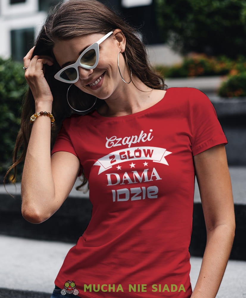 czapki z głów dama idzie czerwona damska koszulka z nadrukiem na prezent dla dziewczyny dla żony.jpg