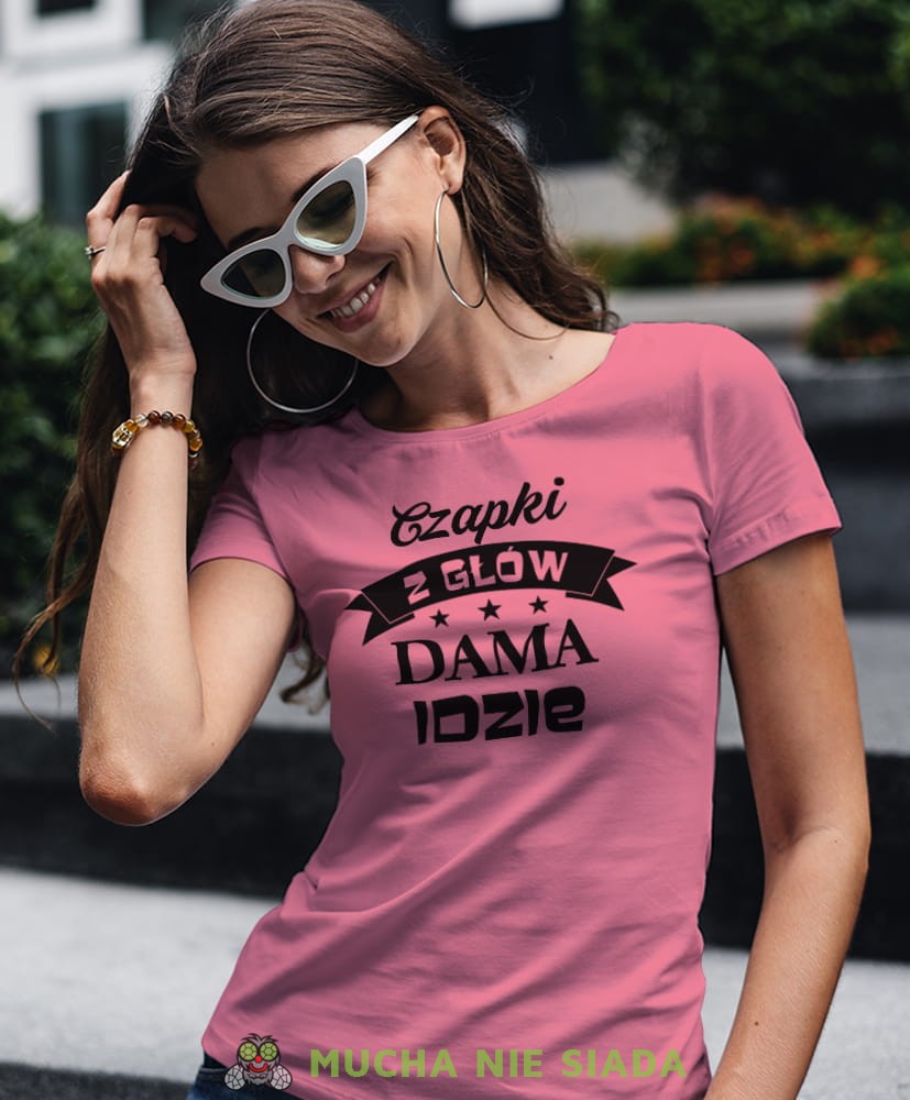 czapki z głów dama idzie różowa damska koszulka z nadrukiem na prezent dla dziewczyny dla żony.jpg