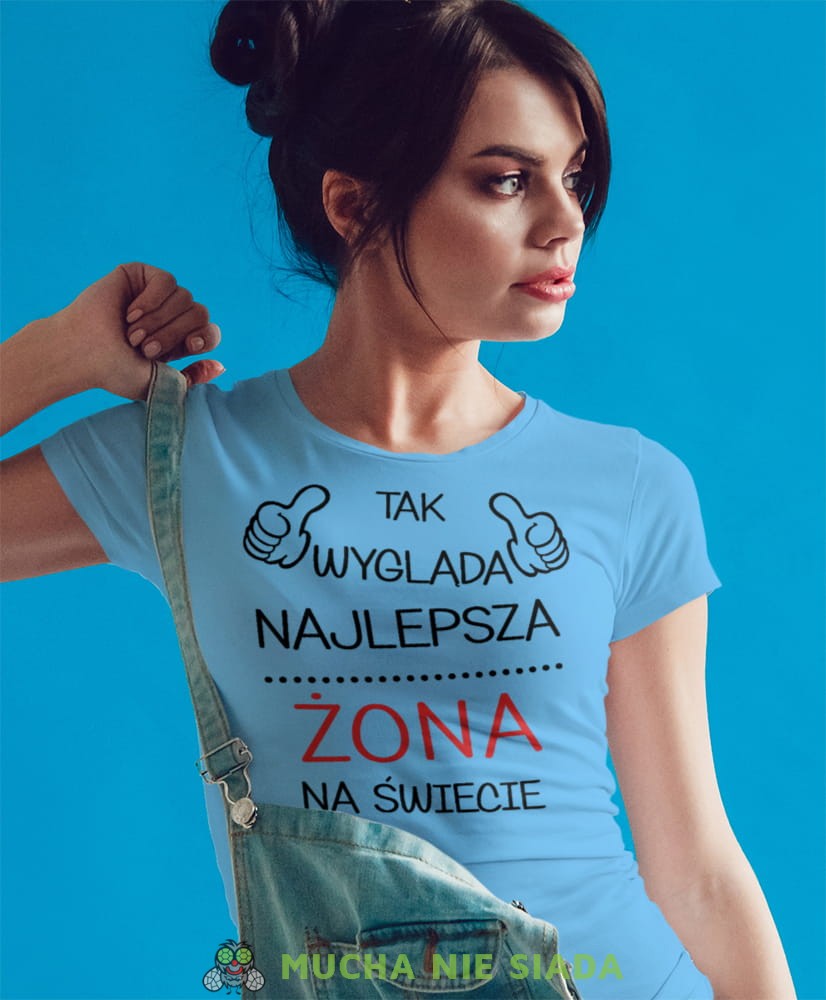 tak wygląda najlepsza żona na świecie jasnoniebieska koszulka damska z nadrukiem dla żony na prezent urodziny.jpg
