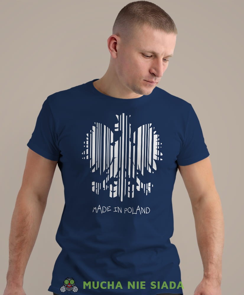 Made in Poland, granatowa męska koszulka z nadrukiem, koszulka patriotyczna, koszulki z grafiką patriotyczną, dla mężczyzny, dla chłopaka na prezent, koszulka Polska, koszulki Polska.jpg