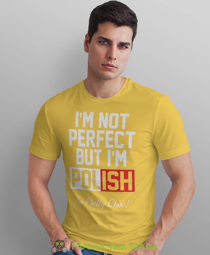 i'm not perfect but i'm polish so pretty close, żółta męska koszulka z nadrukiem, koszulka patriotyczna, koszulki z grafiką patriotyczną, dla mężczyzny, dla chłopaka na prezent, koszulka Polska, koszulki Polska.jpg