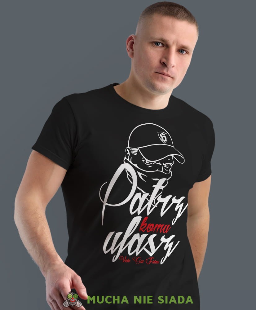 patrz komu ufasz, czarna męska koszulka z nadrukiem, koszulka patriotyczna, koszulki z grafiką patriotyczną, dla mężczyzny, dla chłopaka na prezent, koszulka Polska, koszulki Polska.jpg