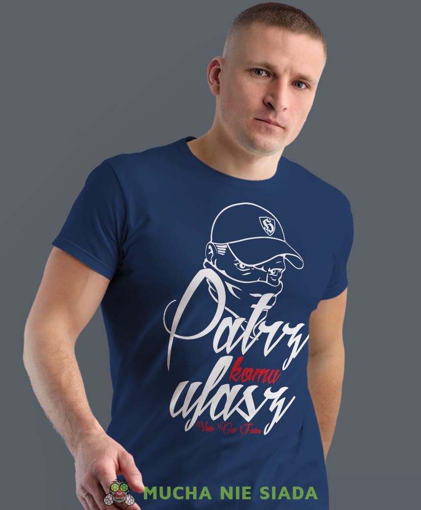 patrz komu ufasz, granatowa męska koszulka z nadrukiem, koszulka patriotyczna, koszulki z grafiką patriotyczną, dla mężczyzny, dla chłopaka na prezent, koszulka Polska, koszulki Polska.jpg
