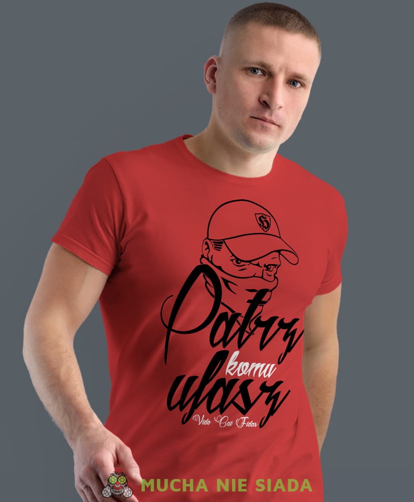 patrz komu ufasz, czerwona męska koszulka z nadrukiem, koszulka patriotyczna, koszulki z grafiką patriotyczną, dla mężczyzny, dla chłopaka na prezent, koszulka Polska, koszulki Polska.jpg