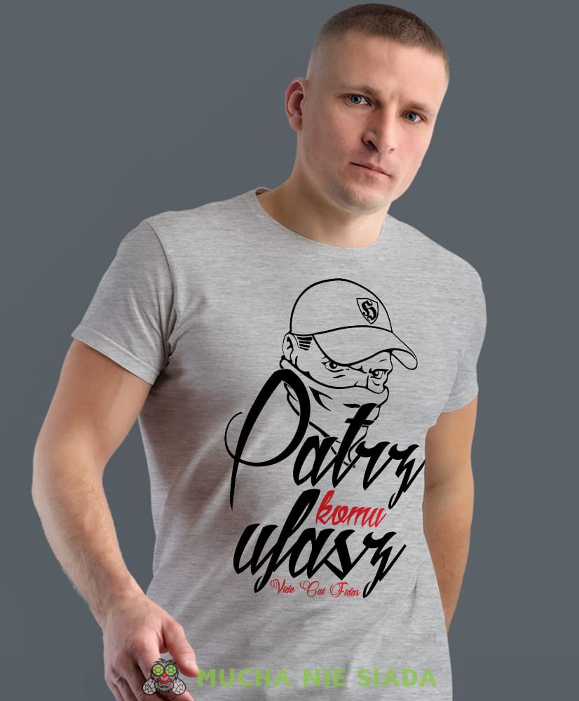 patrz komu ufasz, szara męska koszulka z nadrukiem, koszulka patriotyczna, koszulki z grafiką patriotyczną, dla mężczyzny, dla chłopaka na prezent, koszulka Polska, koszulki Polska.jpg