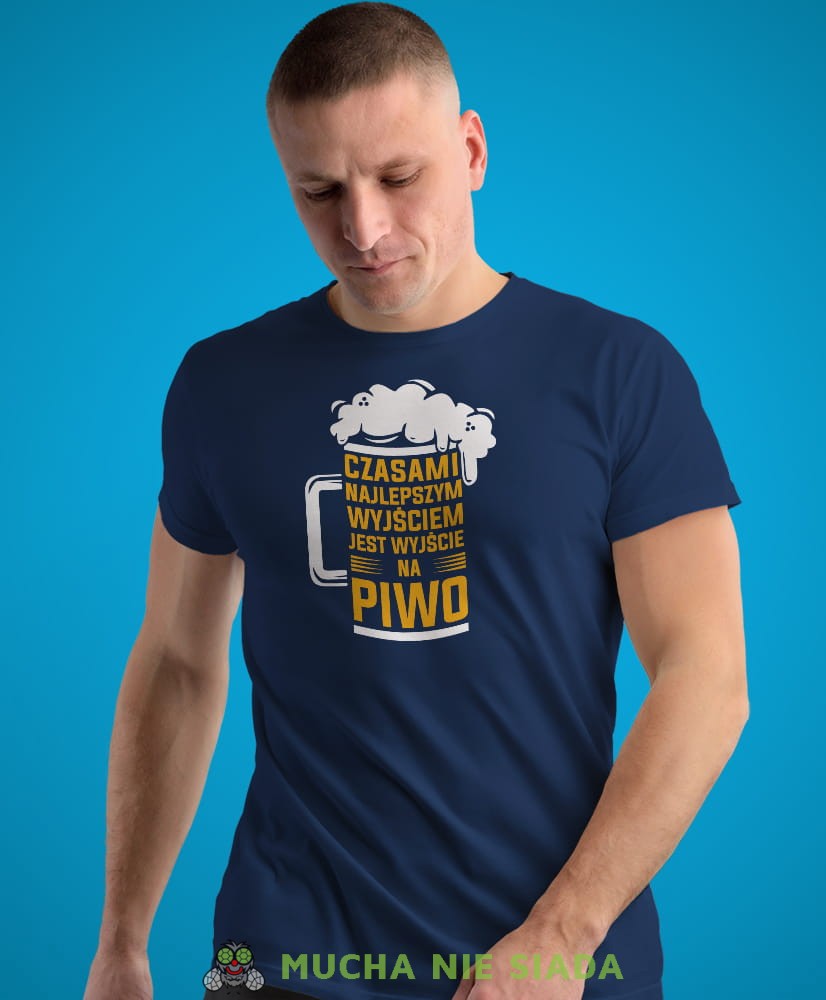 Czasami najlepszym wyjściem jest wyjście na piwo kufel, granatowa męska koszulka z nadrukiem na co dzień, na prezent, fajna koszulka.jpg