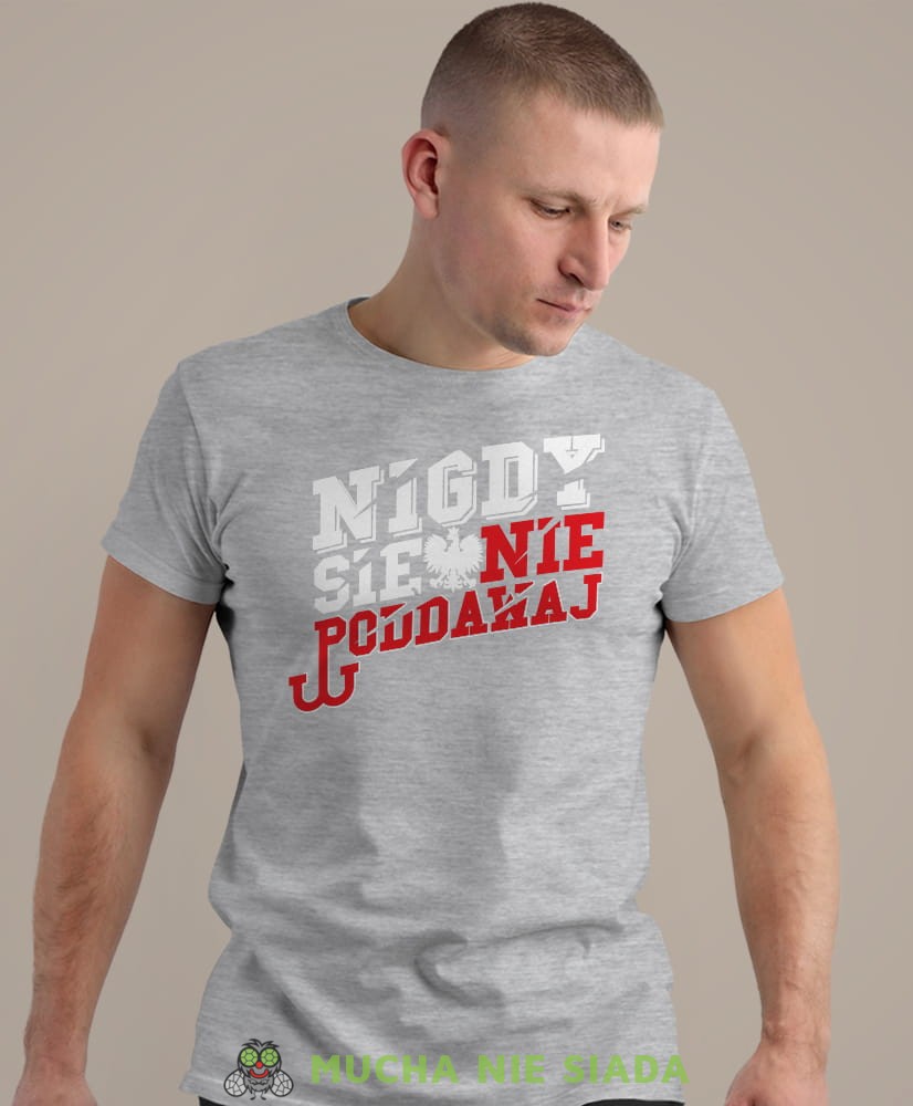 nigdy się nie poddawaj Orzeł Polski Polska Walcząca, szara męska koszulka z nadrukiem, koszulka patriotyczna, koszulki z grafiką patriotyczną, dla mężczyzny, dla chłopaka na prezent, koszulka Polska, koszulki Polska.jpg