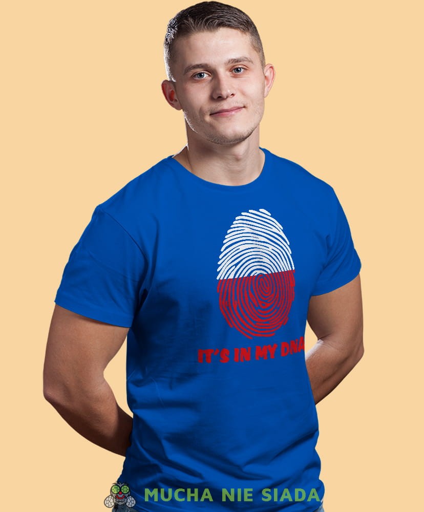 biało czerwony odcisk palca it's in my dna, niebieska męska koszulka z nadrukiem, koszulka patriotyczna, koszulki z grafiką patriotyczną, dla mężczyzny, dla chłopaka na prezent, koszulka Polska, koszulki Polska.jpg