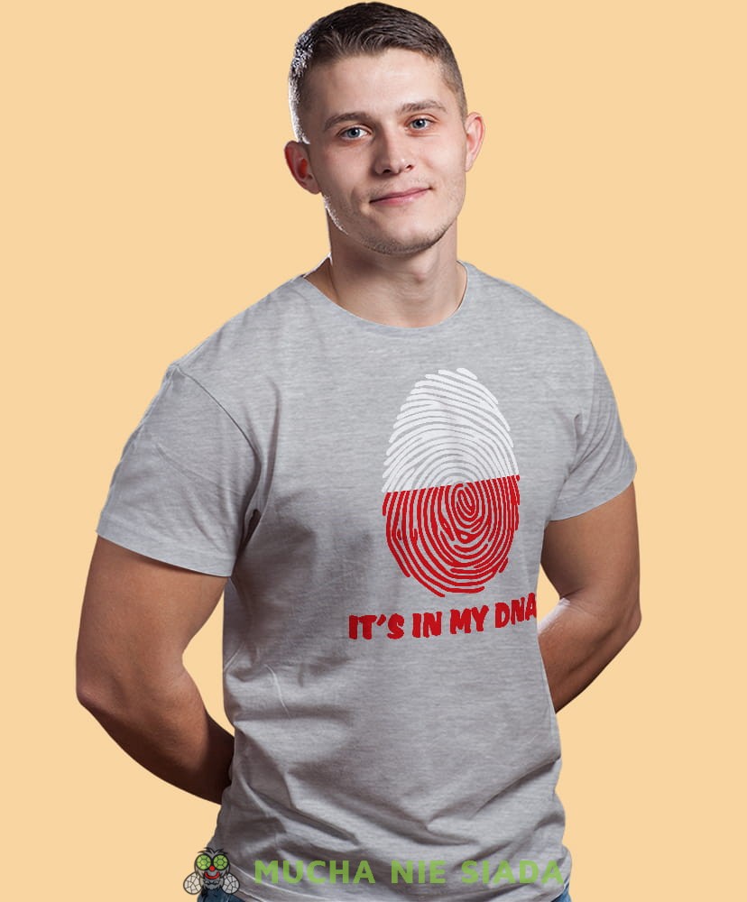 biało czerwony odcisk palca it's in my dna, szara męska koszulka z nadrukiem, koszulka patriotyczna, koszulki z grafiką patriotyczną, dla mężczyzny, dla chłopaka na prezent, koszulka Polska, koszulki Polska.jpg