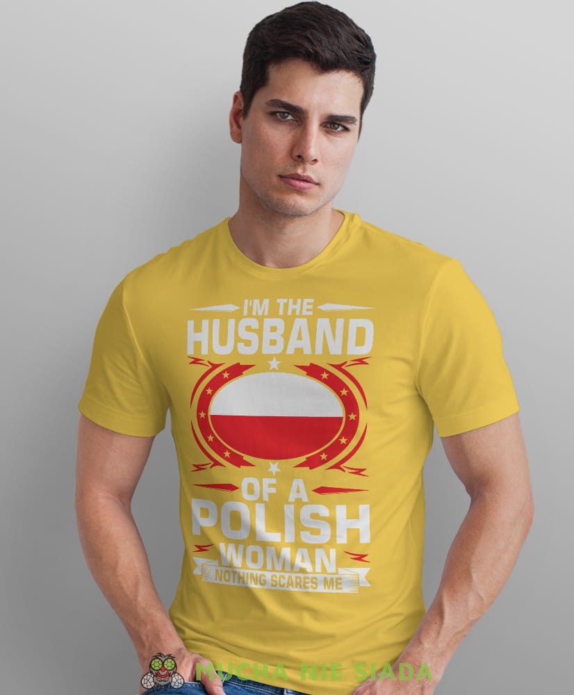 i'm the husband of a polish woman nothing scares me, żółta męska koszulka z nadrukiem, koszulka patriotyczna, koszulki z grafiką patriotyczną, dla mężczyzny, dla chłopaka na prezent, koszulka Polska, koszulki Polska.jpg