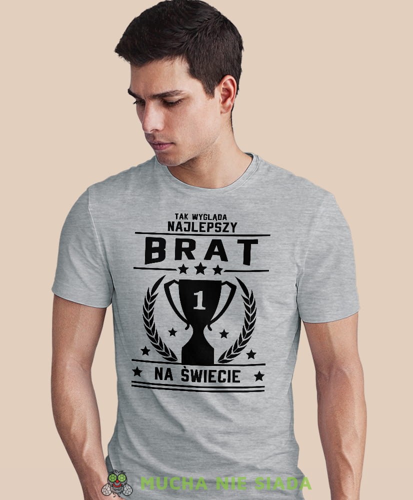 tak wygląda najlepszy brat na świecie, puchar, szara męska koszulka dla brata, koszulka z nadrukiem, na prezent, na urodziny.jpg