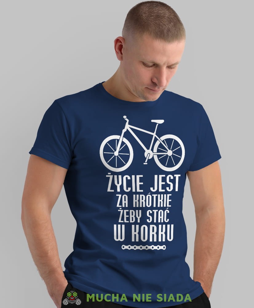 życie jest za krótkie żeby stać w korku, granatowa męska koszulka rowerowa z nadrukiem, na rower, na co dzień, na prezent, fajna koszulka dla chłopaka, rower, rowerzysta.jpg