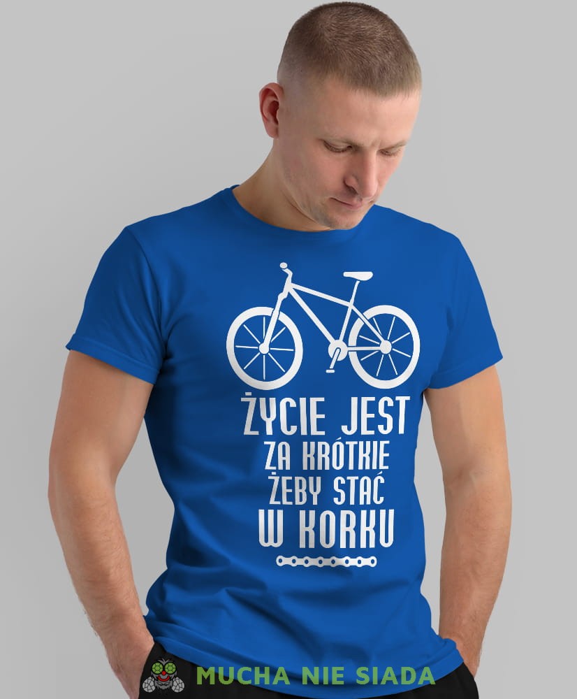 życie jest za krótkie żeby stać w korku, niebieska męska koszulka rowerowa z nadrukiem, na rower, na co dzień, na prezent, fajna koszulka dla chłopaka, rower, rowerzysta.jpg