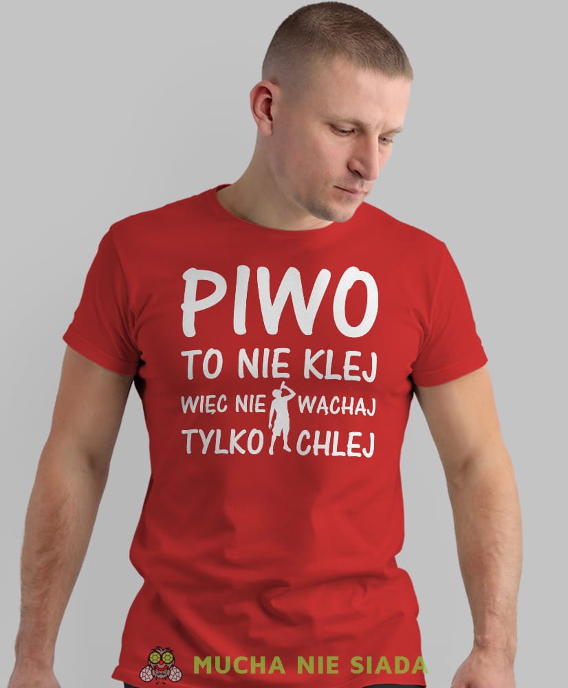 piwo to nie klej więc nie wąchaj tylko chlej, czerwona męska koszulka z nadrukiem na co dzień, na prezent, fajna koszulka.jpg