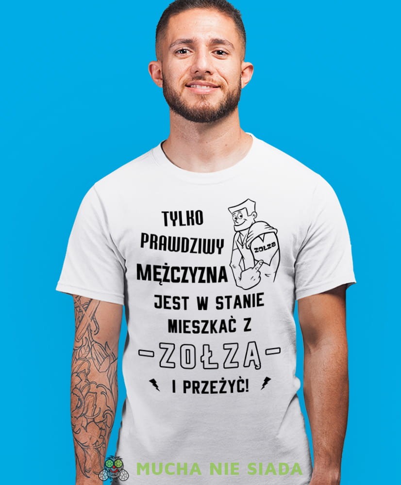 tylko prawdziwy mężczyzna jest w stanie mieszkać z zołzą i przeżyć, biała męska koszulka z nadrukiem na co dzień, na prezent, fajna koszulka.jpg