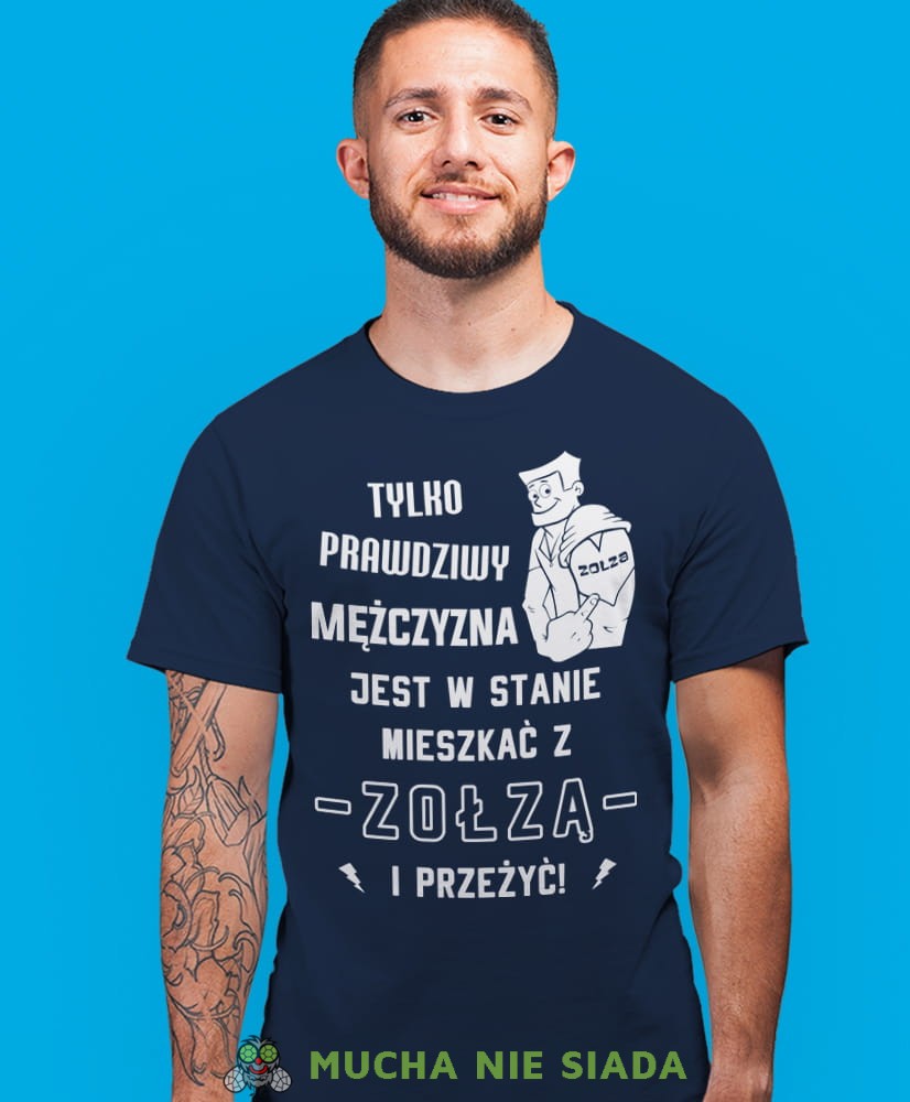 tylko prawdziwy mężczyzna jest w stanie mieszkać z zołzą i przeżyć, granatowa męska koszulka z nadrukiem na co dzień, na prezent, fajna koszulka.jpg