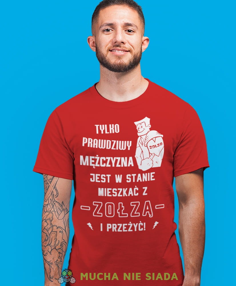 tylko prawdziwy mężczyzna jest w stanie mieszkać z zołzą i przeżyć, czerwona męska koszulka z nadrukiem na co dzień, na prezent, fajna koszulka.jpg