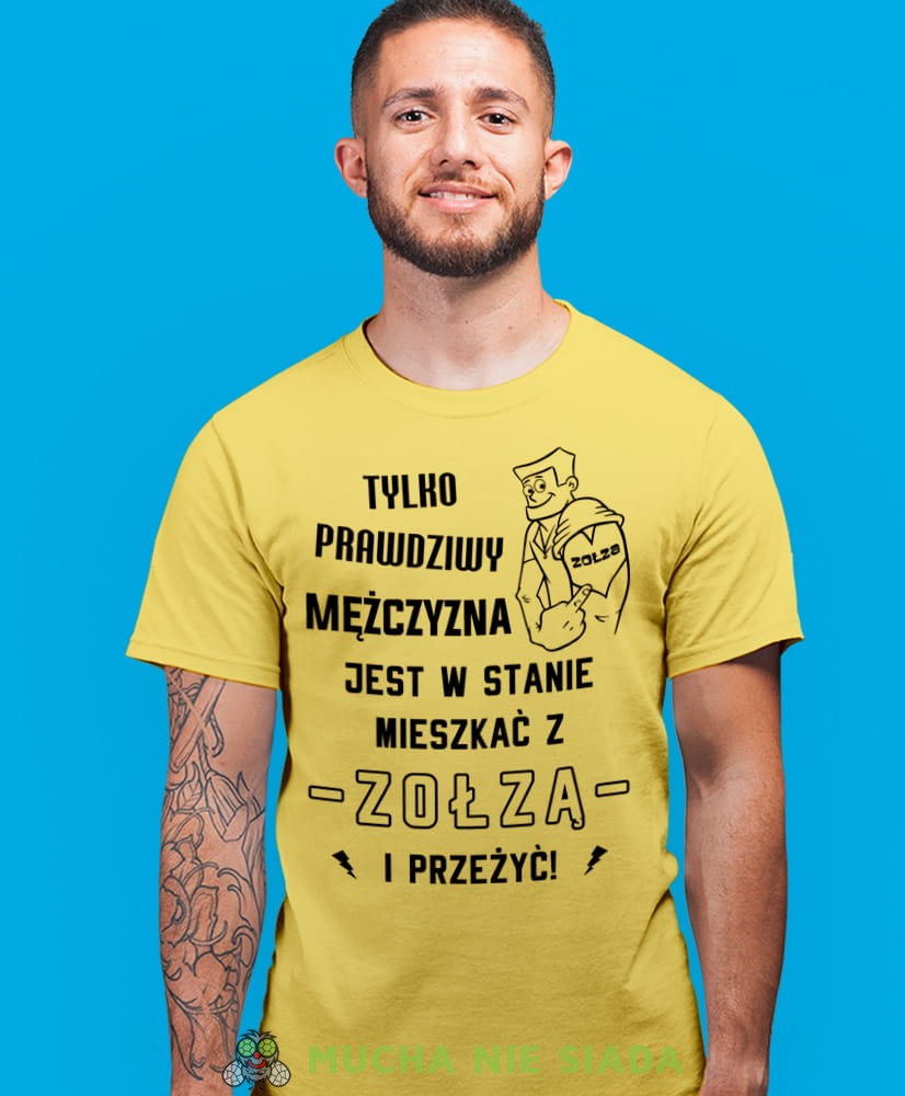 tylko prawdziwy mężczyzna jest w stanie mieszkać z zołzą i przeżyć, żółta męska koszulka z nadrukiem na co dzień, na prezent, fajna koszulka.jpg