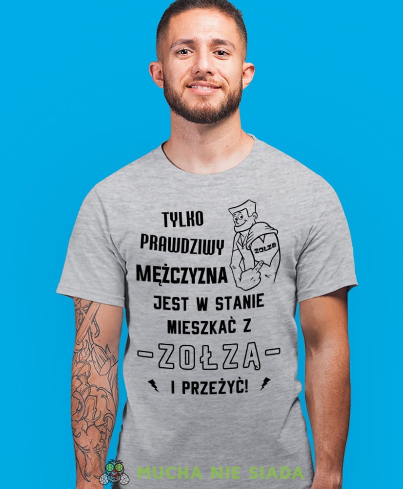 tylko prawdziwy mężczyzna jest w stanie mieszkać z zołzą i przeżyć, szara męska koszulka z nadrukiem na co dzień, na prezent, fajna koszulka.jpg