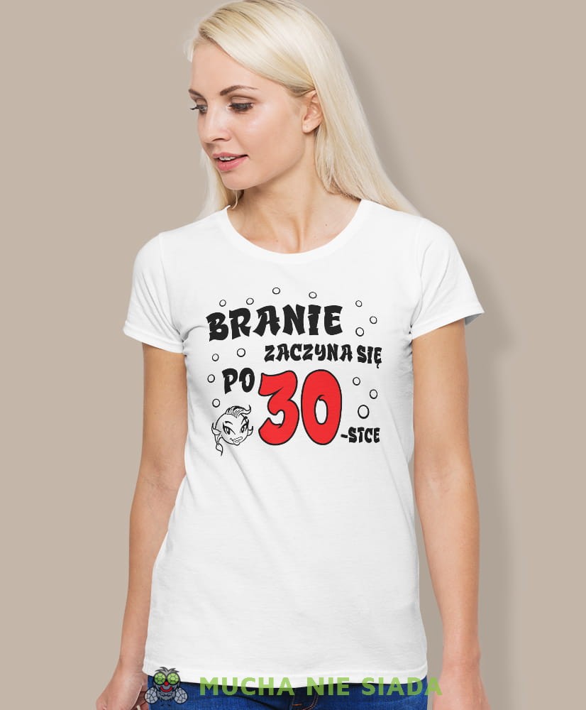 branie zaczyna się po 20, 30, 40, 50, 60 biała damska koszulka urodzinowa z nadrukiem, na urodziny, na prezent, dla niej, mucha nie siada.jpg