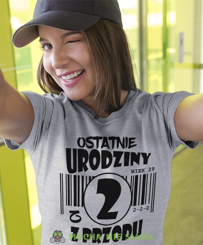 ostatnie urodziny z 2, 3, 4, 5, 6, 7 z przodu, szara damska koszulka urodzinowa z nadrukiem, na urodziny, na prezent, dla niej, mucha nie siada.jpg