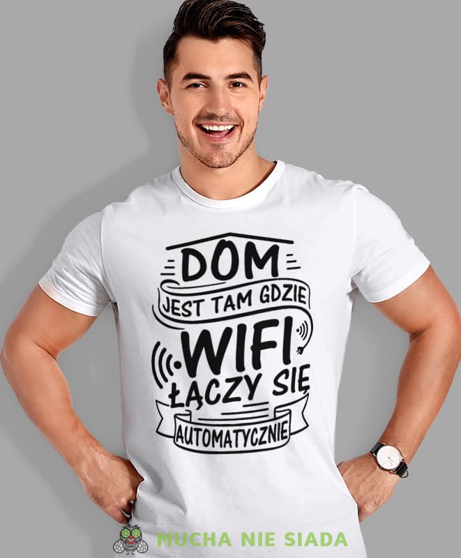 dom jest tam gdzie wifi łączy się automatycznie, biała męska koszulka z nadrukiem na co dzień, na prezent, fajna koszulka, dla chłopaka, dla męża, mucha nie siada.jpg