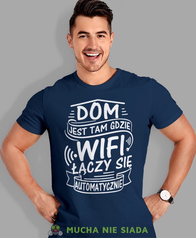 dom jest tam gdzie wifi łączy się automatycznie, granatowa męska koszulka z nadrukiem na co dzień, na prezent, fajna koszulka, dla chłopaka, dla męża, mucha nie siada.jpg