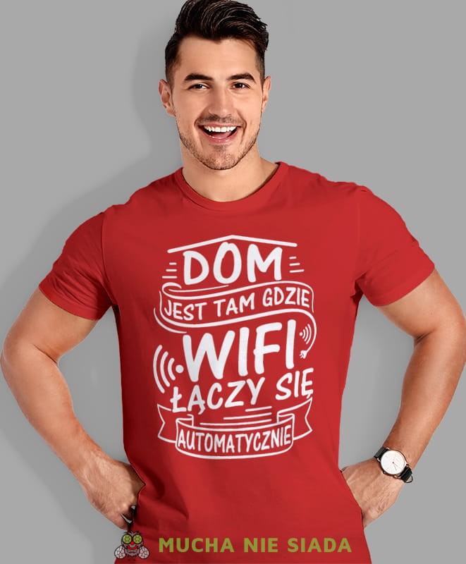 dom jest tam gdzie wifi łączy się automatycznie, czerwona męska koszulka z nadrukiem na co dzień, na prezent, fajna koszulka, dla chłopaka, dla męża, mucha nie siada.jpg