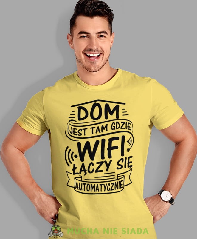 dom jest tam gdzie wifi łączy się automatycznie, żółta męska koszulka z nadrukiem na co dzień, na prezent, fajna koszulka, dla chłopaka, dla męża, mucha nie siada.jpg