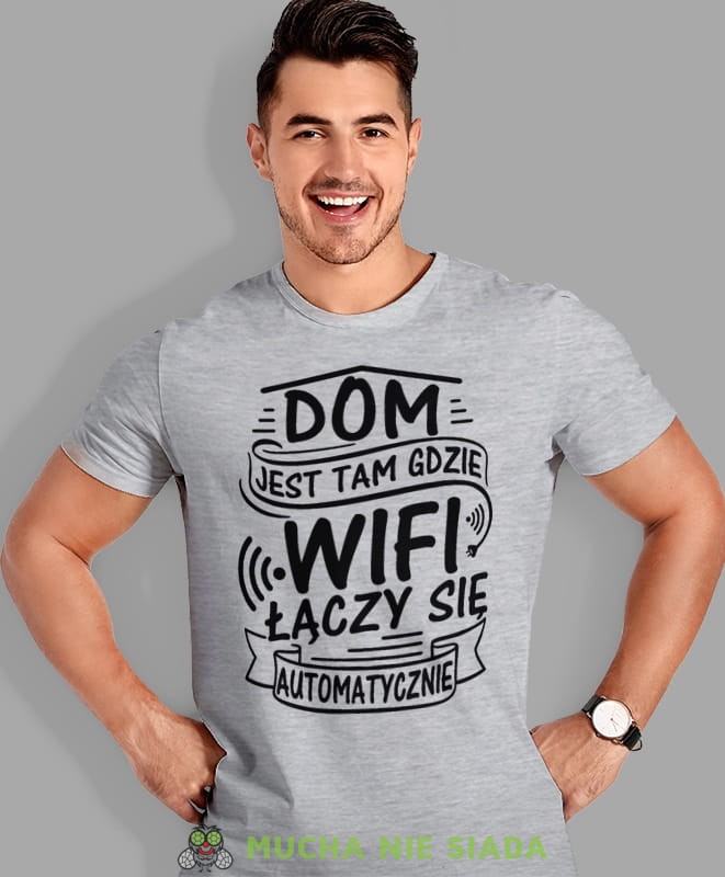 dom jest tam gdzie wifi łączy się automatycznie, szara męska koszulka z nadrukiem na co dzień, na prezent, fajna koszulka, dla chłopaka, dla męża, mucha nie siada.jpg