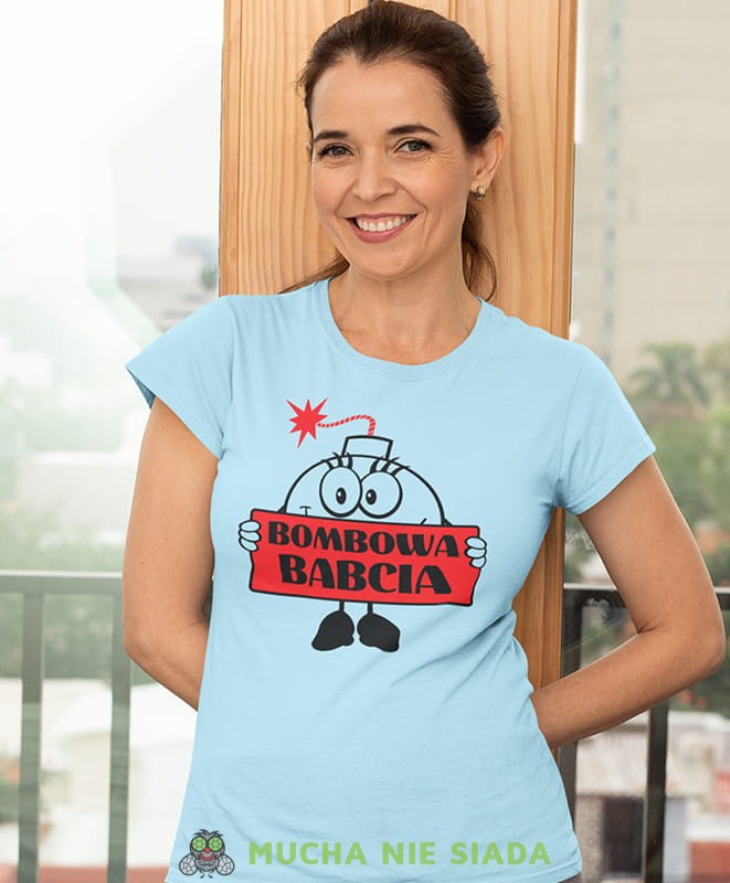 bombowa babcia, jasnoniebieska damska koszulka dla babci z nadrukiem, babcia, dzień babci, na prezent, mucha nie siada.jpg