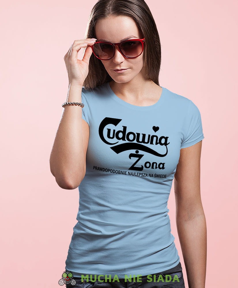 Cudowna żona, jasnoniebieska damska koszulka z nadrukiem, fajna koszulka, dla żony, prezent, mucha nie siada, mns.jpg