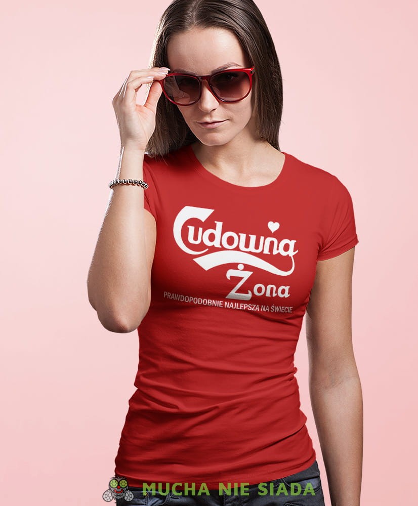 Cudowna żona, czerwona damska koszulka z nadrukiem, fajna koszulka, dla żony, prezent, mucha nie siada, mns.jpg