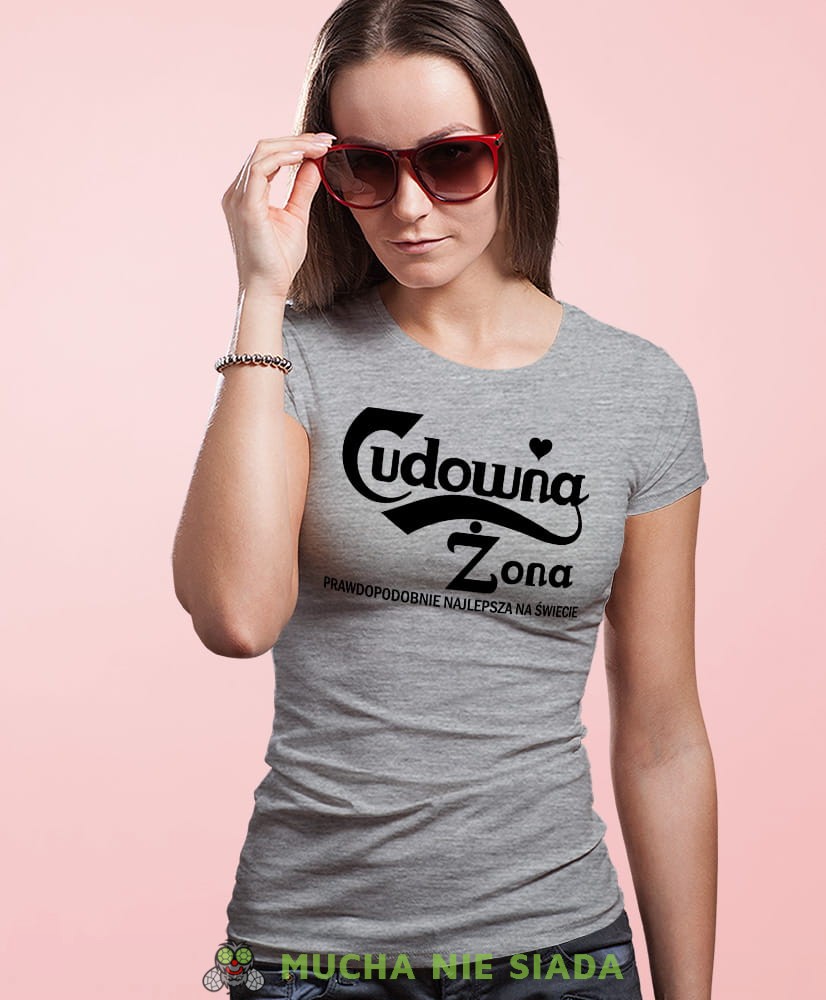 Cudowna żona, szara damska koszulka z nadrukiem, fajna koszulka, dla żony, prezent, mucha nie siada, mns.jpg