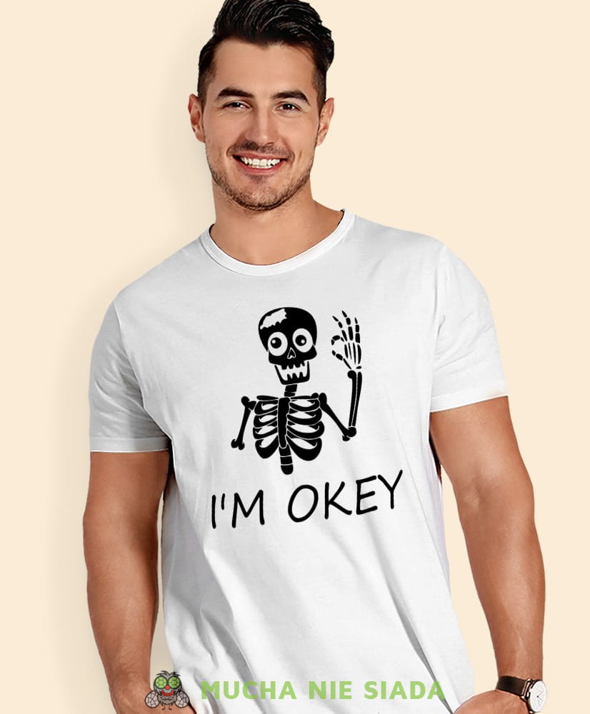 i'm okey, biała męska koszulka z nadrukiem na co dzień, na prezent, fajna koszulka, dla chłopaka, dla męża, mucha nie siada opis.jpg