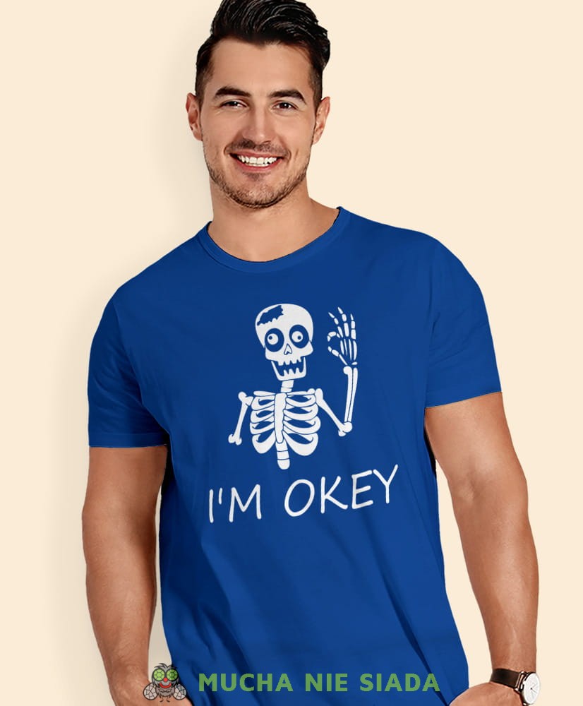 i'm okey, niebieska męska koszulka z nadrukiem na co dzień, na prezent, fajna koszulka, dla chłopaka, dla męża, mucha nie siada opis.jpg