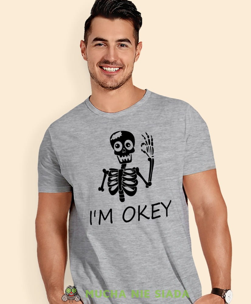 i'm okey, szara męska koszulka z nadrukiem na co dzień, na prezent, fajna koszulka, dla chłopaka, dla męża, mucha nie siada opis.jpg