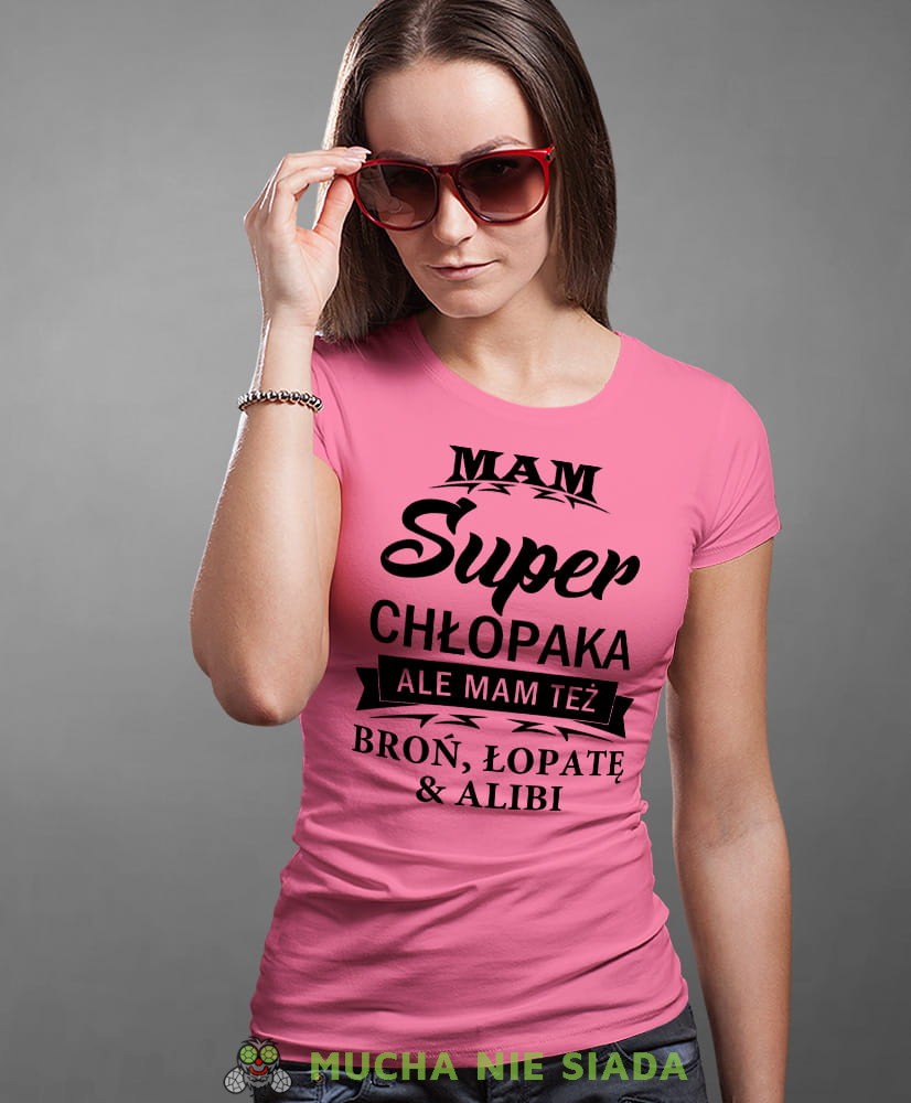 mam super chłopaka ale mam też broń łopatę i alibi, różowa koszulka damska z nadrukiem, dla dziewczyny, na prezent, na urodziny, mucha nie siada, mns.jpg