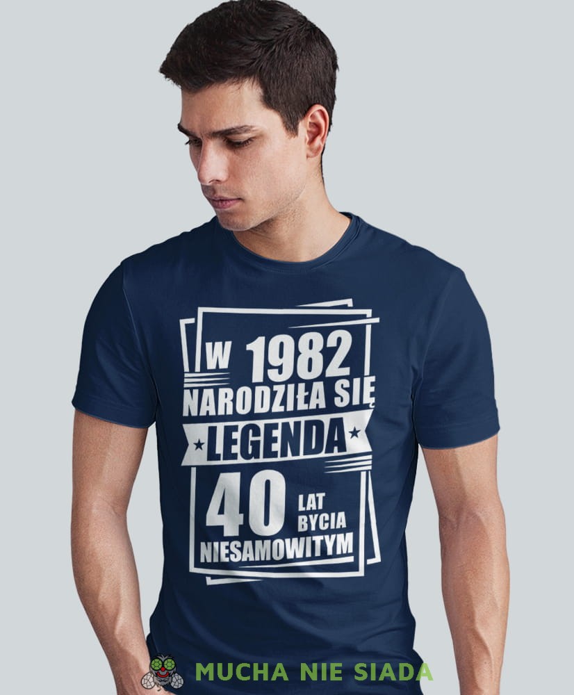 Narodziła się legenda 20 30 40 50 60 70 80 lat bycia niesamowitym, granatowa męska koszulka urodzinowa, na urodziny, na prezent, fajna koszulka, dla chłopaka, dla męża, mucha nie siada, mns.jpg