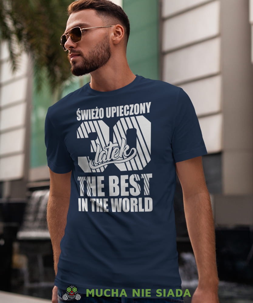 Świerzo upieczony18 20 30 40 50 60 70 80 latek The best in the world, granatowa męska koszulka urodzinowa, na urodziny, na prezent, fajna koszulka, dla chłopaka, dla męża, mucha nie siada, mns.jpg