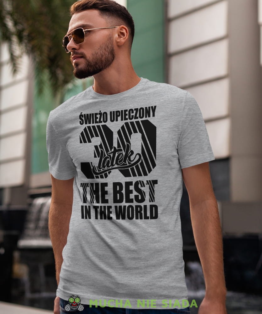 Świerzo upieczony18 20 30 40 50 60 70 80 latek The best in the world, szara męska koszulka urodzinowa, na urodziny, na prezent, fajna koszulka, dla chłopaka, dla męża, mucha nie siada, mns.jpg