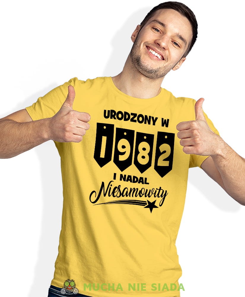 Urodzony w... i nadal niesamowity, żółta męska koszulka urodzinowa, na urodziny, na prezent, fajna koszulka, dla chłopaka, dla męża, mucha nie siada, mns.jpg