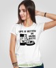 Damska koszulka z nadrukiem - Life is better in hiking boots - Idealna za wypad w góry, biała koszulka z nadrukiem, wycieczka w góry, górska wyprawa, T-shirt do miłośników turystyki górskiej, mucha nie siada koszulki.jpg