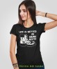 Damska koszulka z nadrukiem - Life is better in hiking boots - Idealna za wypad w góry, czarna koszulka z nadrukiem, wycieczka w góry, górska wyprawa, T-shirt do miłośników turystyki górskiej, mucha nie siada koszulki.jpg