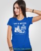 Damska koszulka z nadrukiem - Life is better in hiking boots - Idealna za wypad w góry, niebieska koszulka z nadrukiem, wycieczka w góry, górska wyprawa, T-shirt do miłośników turystyki górskiej, mucha nie siada koszulki.jpg