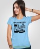 Damska koszulka z nadrukiem - Life is better in hiking boots - Idealna za wypad w góry, jasnoniebieska koszulka z nadrukiem, wycieczka w góry, górska wyprawa, T-shirt do miłośników turystyki górskiej, mucha nie siada koszulki.jpg